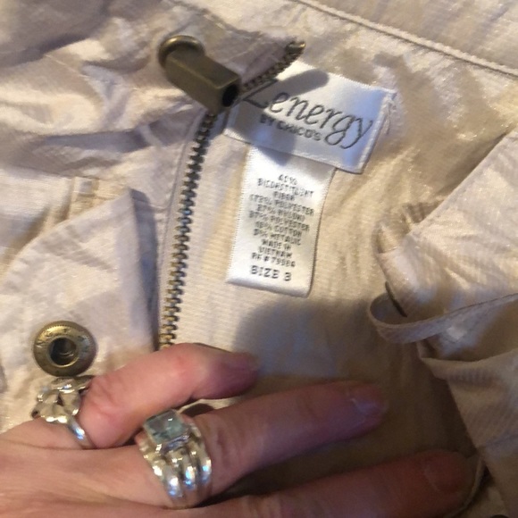 Chico’s Zenergy size XL 14-16 tan windbreaker with a bit of shimmer - Picture 14 of 16